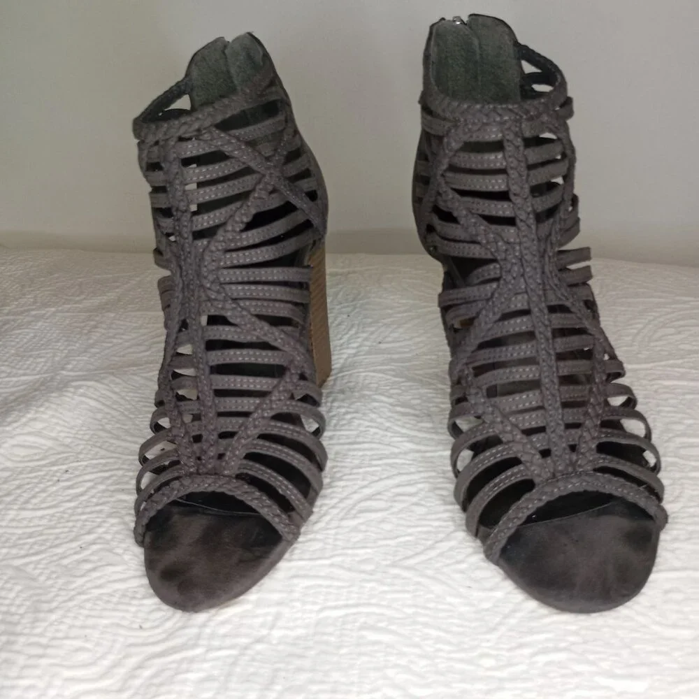 By Gues Heeled Size 8.5 Grey Strappy Open Toe  With Back Zippers & Stacked Heels - Picture 11 of 11